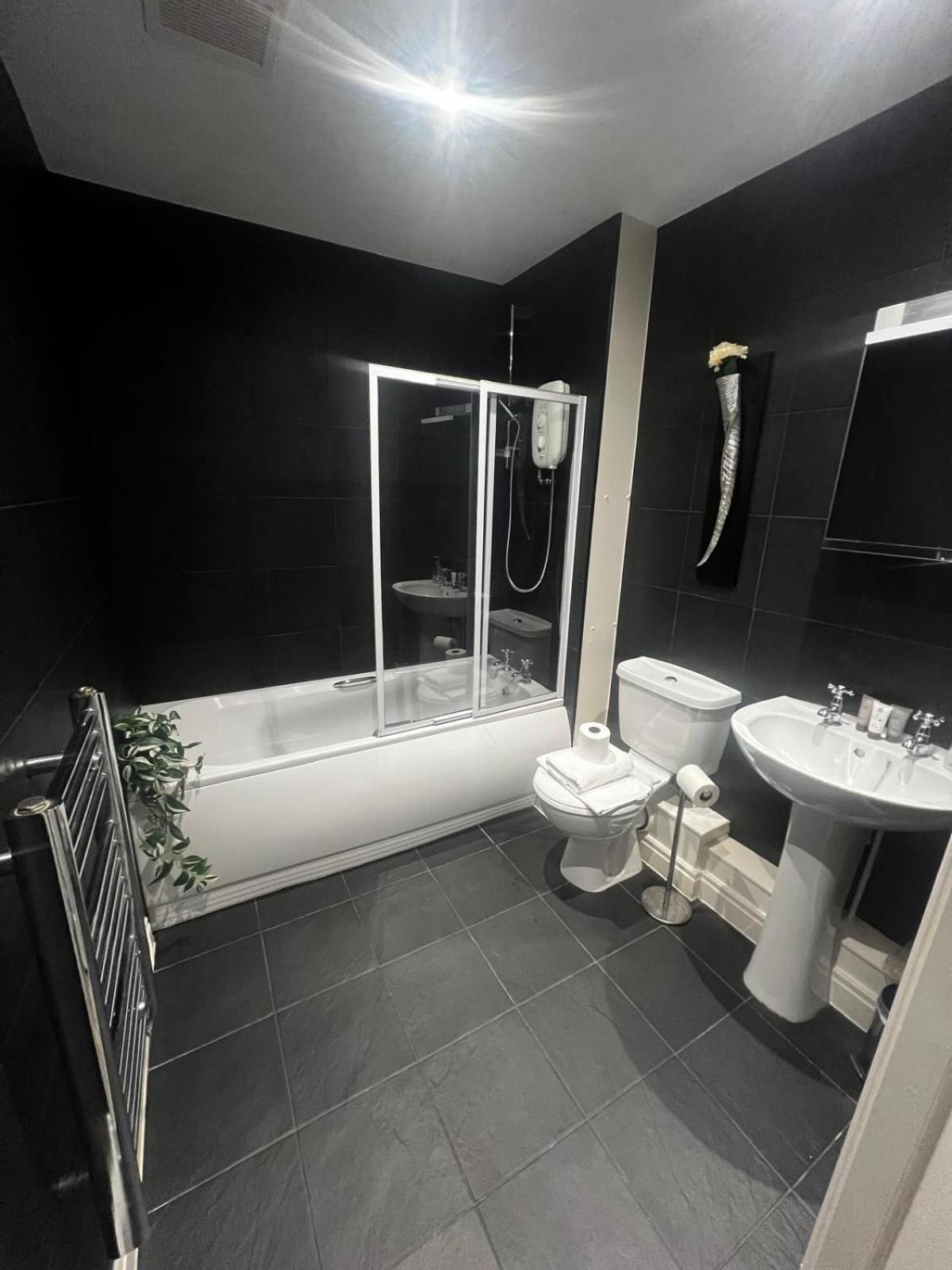 Majestic, Modern & Spacious Harbour-View Apartment With Parking Whitby Dış mekan fotoğraf