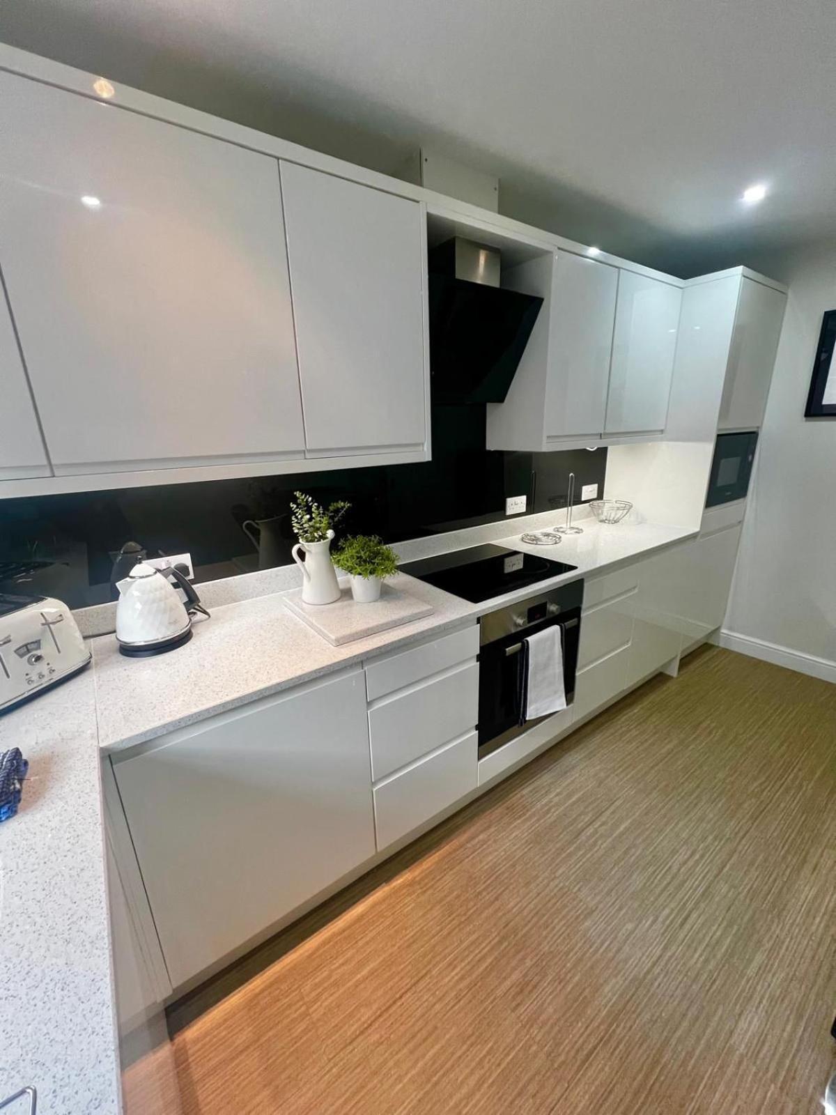 Majestic, Modern & Spacious Harbour-View Apartment With Parking Whitby Dış mekan fotoğraf